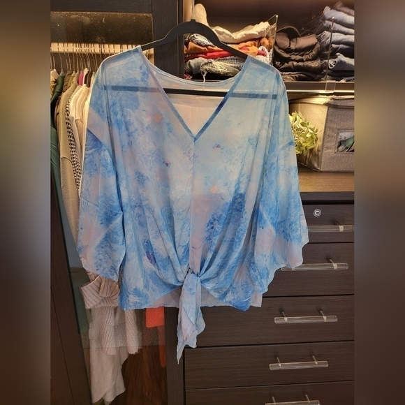 Tops - Semi sheer boutique tie front top nwot